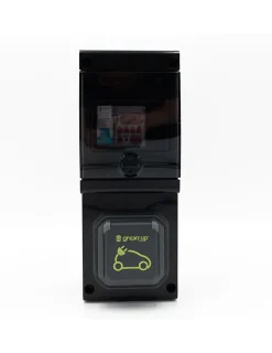 Carré Rouge Borne De Recharge Avec Horloge équipée D'une Prise Green'up Complète Avec Protections