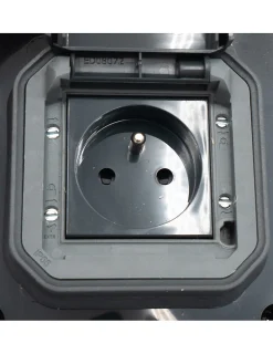 Carré Rouge Borne De Recharge Avec Horloge équipée D'une Prise Green'up Complète Avec Protections