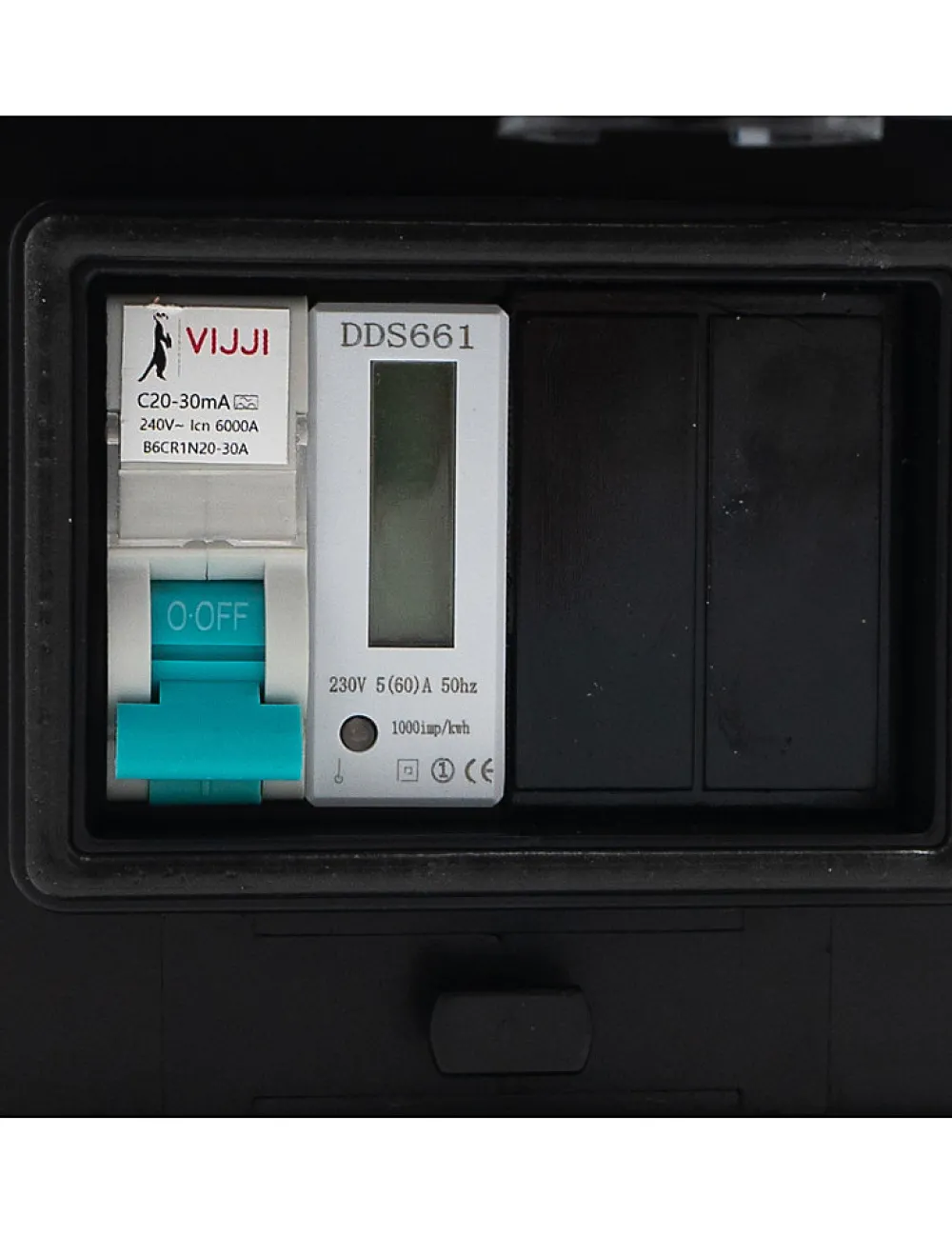 Carré Rouge Borne De Recharge équipée D'une Prise Green'up Complète Avec Protections Et Compteur