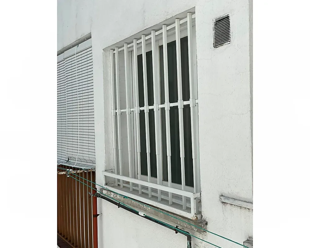 Adaptta Cerrajería Adaptable Grille de défense réglable pour fenêtre (largeur et hauteur) de 55x95 cm à 100x165 cm blanche