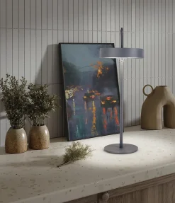Näve Baladeuse-Lampe de table LED rechargeable magnétique 'ELLA' pour l'extérieur et l'intérieur, en métal et plastique gris, hauteur 35 cm