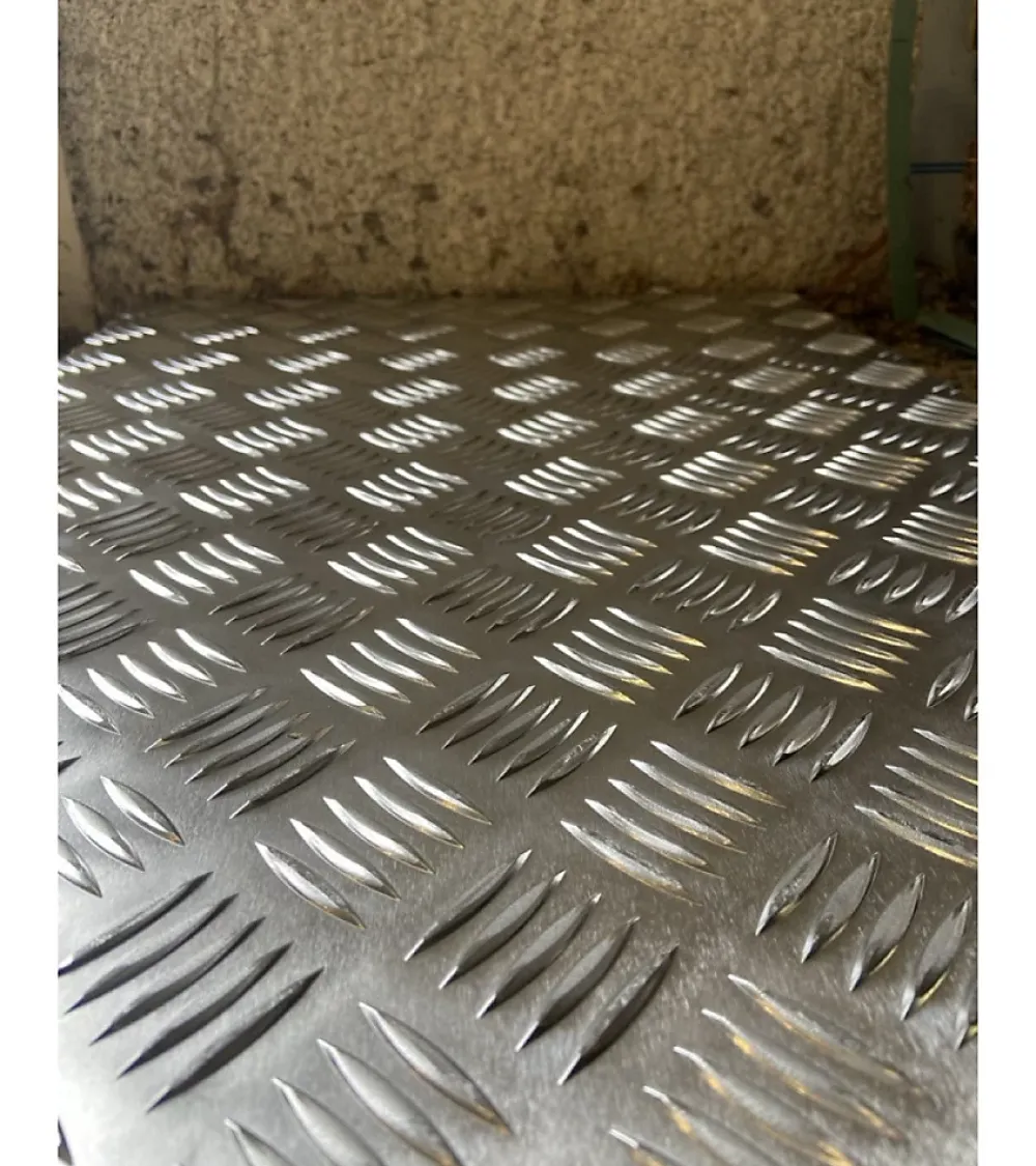 Alucouleur Tôle-Plaque Aluminium Strié, ép. 2/3mm, Hauteur 65cm x Largeur 80cm