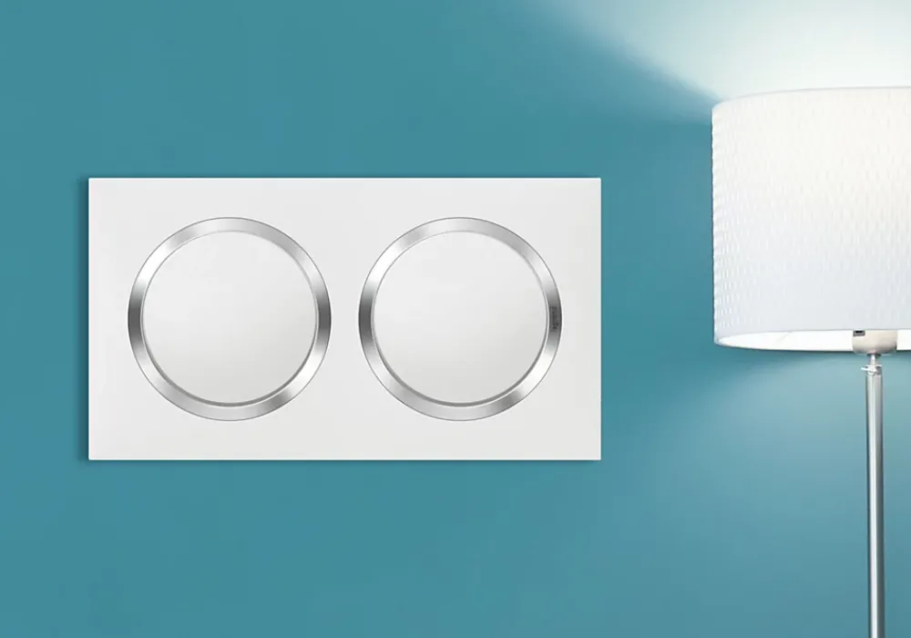 Legrand Plaque de finition 2 postes Dooxie 6 008 42 coloris blanc mat avec bague effet chrome l.158 x P.10 x H.87 mm