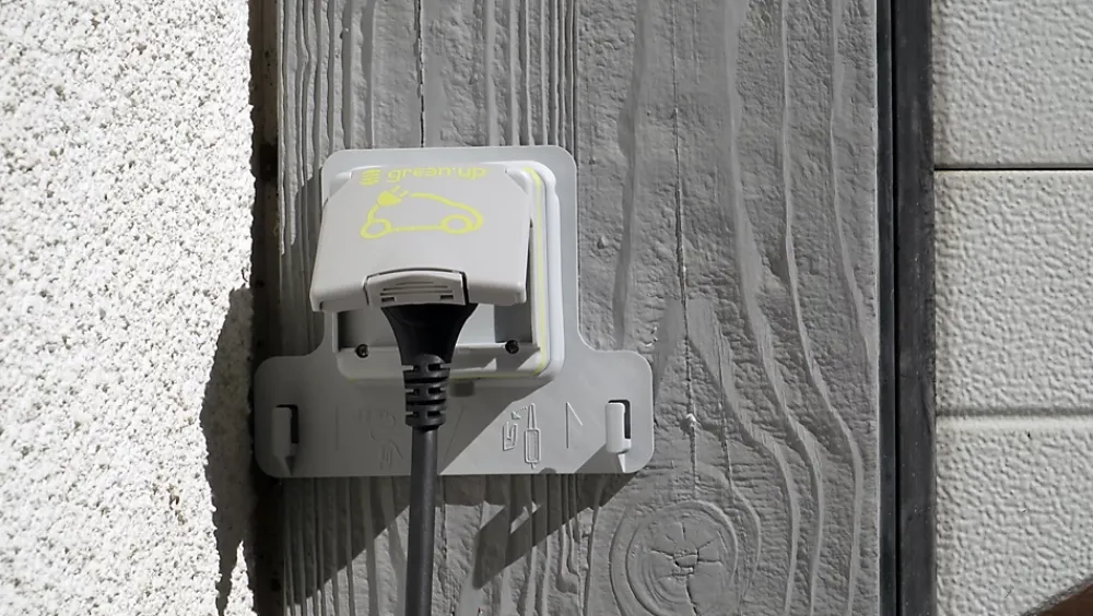 Legrand Prise de courant étanche Green'up pour véhicule électrique + patère de sécurité