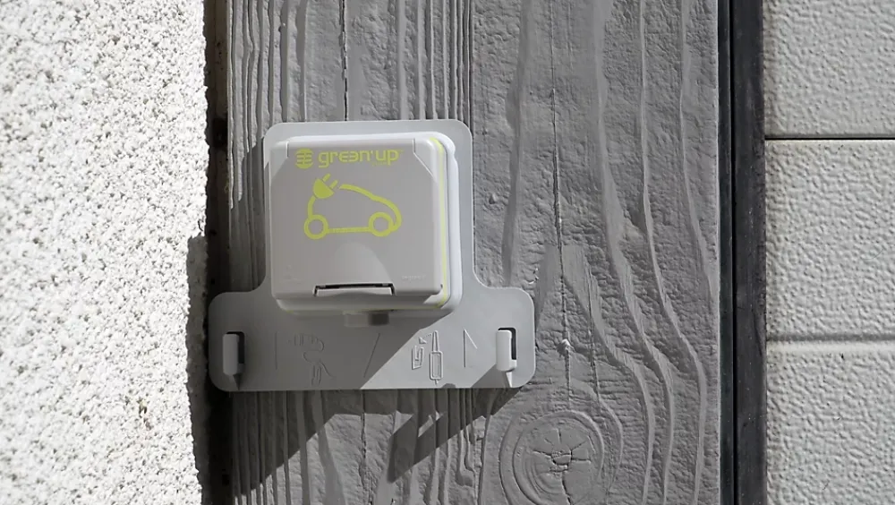 Legrand Prise de courant étanche Green'up pour véhicule électrique + patère de sécurité