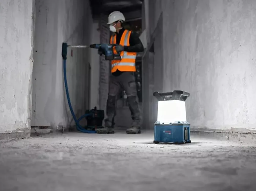 Bosch Projecteur de chantier hybride GLA 18VH-7500 7 500 lm 18V sans batterie ni chargeur 06014A5000
